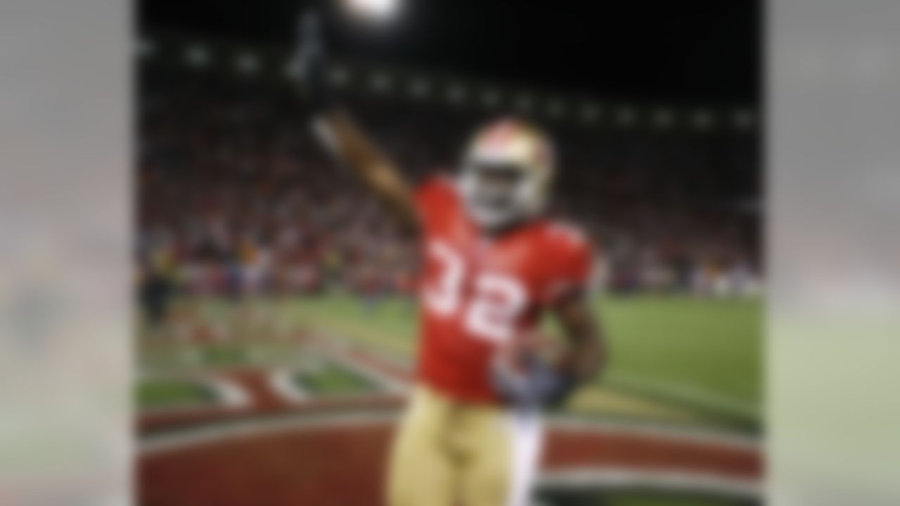 San Francisco 49ers safety Michael Lewis waves after intercepting a pass in the end zone from Chicago Bears quarterback Jay Cutler on the last play of an NFL football game in San Francisco, Thursday, Nov. 12, 2009. The 49ers defeated the Bears 10-6. (AP Photo/Paul Sakuma)