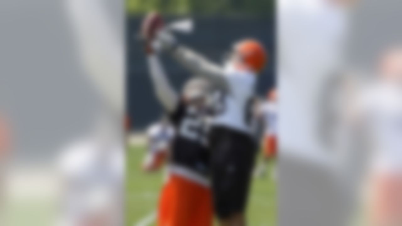 Cleveland Browns cornerback Coye Francies, left, defends against wide receiver Chansi Stuckey during a voluntary NFL football practice Thursday, May 27, 2010, in Berea, Ohio. (AP Photo/Mark Duncan)