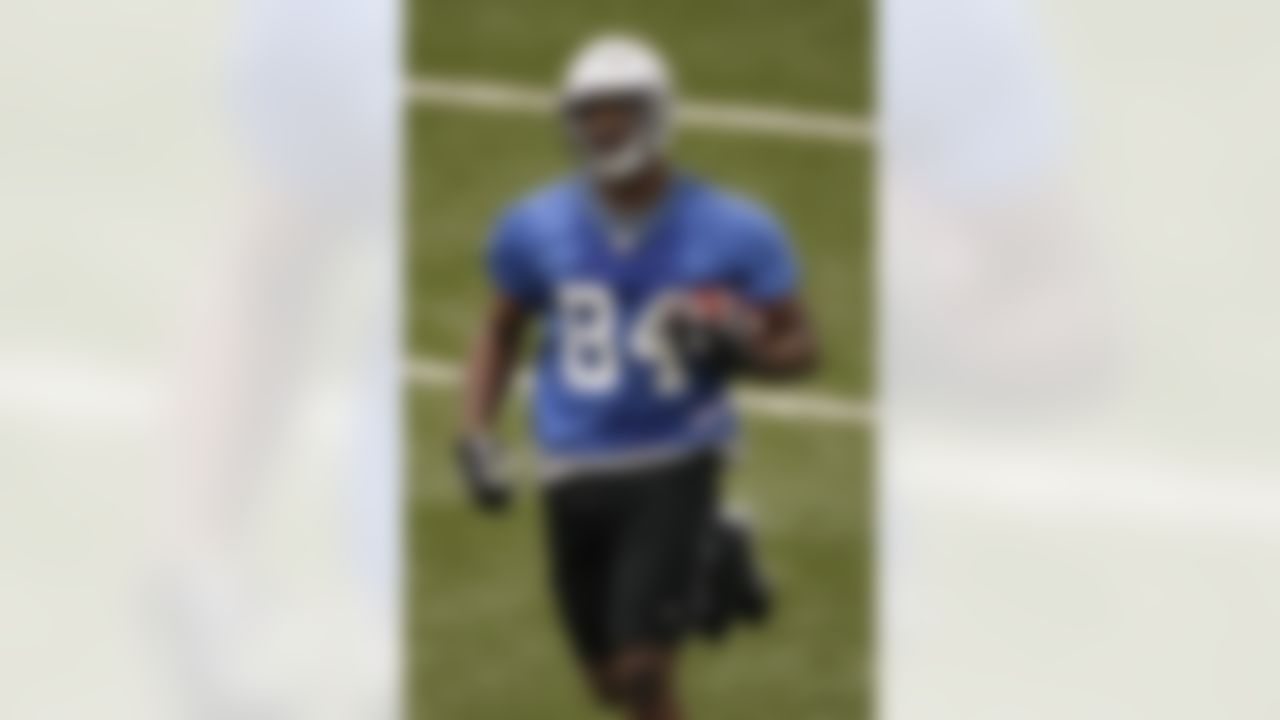 ALLEN PARK, MI - MAY 01:  Brandon Pettigrew #84 of the Detroit Lions runs after catching a pass during rookie orientation camp at the Detroit Lions Headquarters and Training Facility on May 1, 2009 in Allen Park, Michigan.  (Photo by Gregory Shamus/Getty Images)