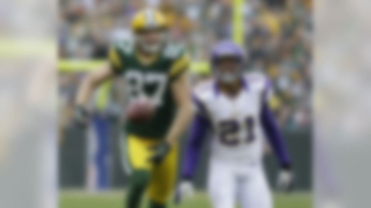 Green Bay Packers' Jordy Nelson (87) can't come up with a pass as Minnesota Vikings' Josh Robinson (21) defends during the first half of an NFL football game Sunday, Dec. 2, 2012, in Green Bay, Wis. (AP Photo/Morry Gash)