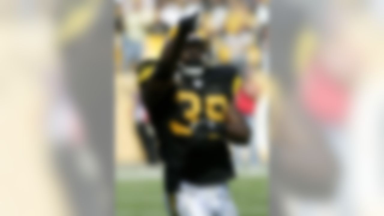 PITTSBURGH - SEPTEMBER 16: Willie Parker #39 of the Pittsburgh Steelers celebrates scoring a touchdown against the Buffalo Bills on September 16, 2007 at Heinz Field in Pittsburgh, Pennsylvania. Pittsburgh won 26-3. (Photo by Rick Stewart/Getty Images)
