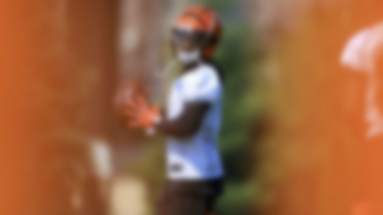 Cincinnati Bengals' Ja'Marr Chase makes a catch during an NFL football camp practice in Cincinnati, Tuesday, May 25, 2021.