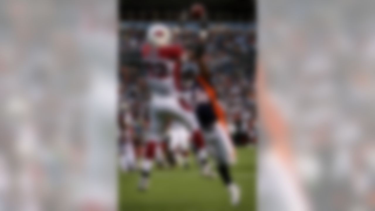 DENVER - AUGUST 30:  Leonard Pope #82 of the Arizona Cardinals is unable to make a reception in the endzone as D. D. Lewis #54 of the Denver Broncos defends during NFL preseason action at Invesco Field August 30, 2007 in Denver, Colorado.  (Photo by Doug Pensinger/Getty Images)