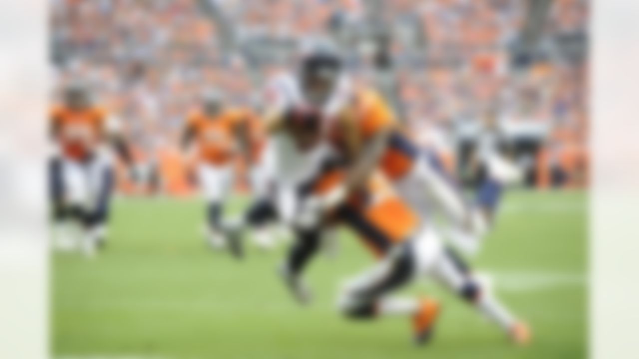 Houston Texans tight end Owen Daniels runs for a touchdown against the Denver Broncos during an NFL football game Sunday, Sept. 23, 2012, in Denver. (AP Photo/Jack Dempsey)