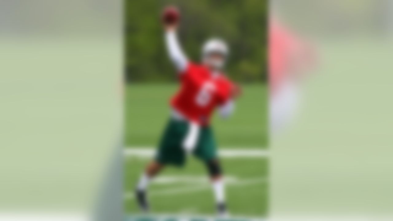 FLORHAM PARK, NJ - MAY 02:  Quarterback Mark Sanchez #6 of the New York Jets throws a pass during minicamp on May 2, 2009 at the Atlantic Health Jets Training Center in Florham Park, New Jersey.  (Photo by Jim McIsaac/Getty Images)