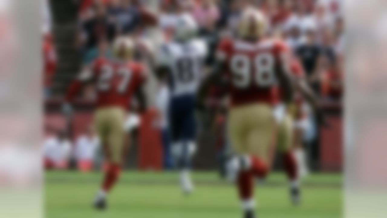 New England Patriots' Randy Moss, center, catches a 66-yard touchdown pass from Matt Cassel as he runs from San Francisco 49ers' Walt Harris, left, and Parys Haralson in the first quarter of an NFL football game in San Francisco, Sunday, Oct. 5, 2008. The Patriots won 30-21. (AP Photo/Jeff Chiu)