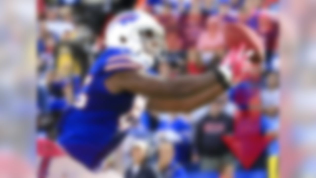 Tight end continues to be the most vexing position in all of fantasy football. Just when we think we've found a player we can cling to -- like Charles Clay -- someone like Chris Gragg comes into our lives and makes us rethink everything we thought we knew. Now we wait to see if this is the new way of things in Buffalo or if the Bills just got a good rate of exchange with Gragg in London. Regardless, we're back to the waiver wire looking for tight end help once again.