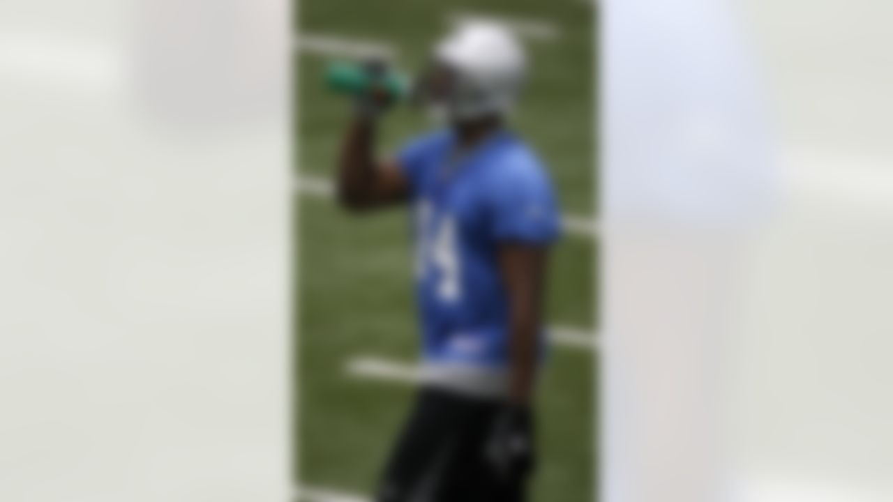 ALLEN PARK, MI - MAY 01:  Brandon Pettigrew #84 of the Detroit Lions takes a drink during rookie orientation camp at the Detroit Lions Headquarters and Training Facility on May 1, 2009 in Allen Park, Michigan.  (Photo by Gregory Shamus/Getty Images)