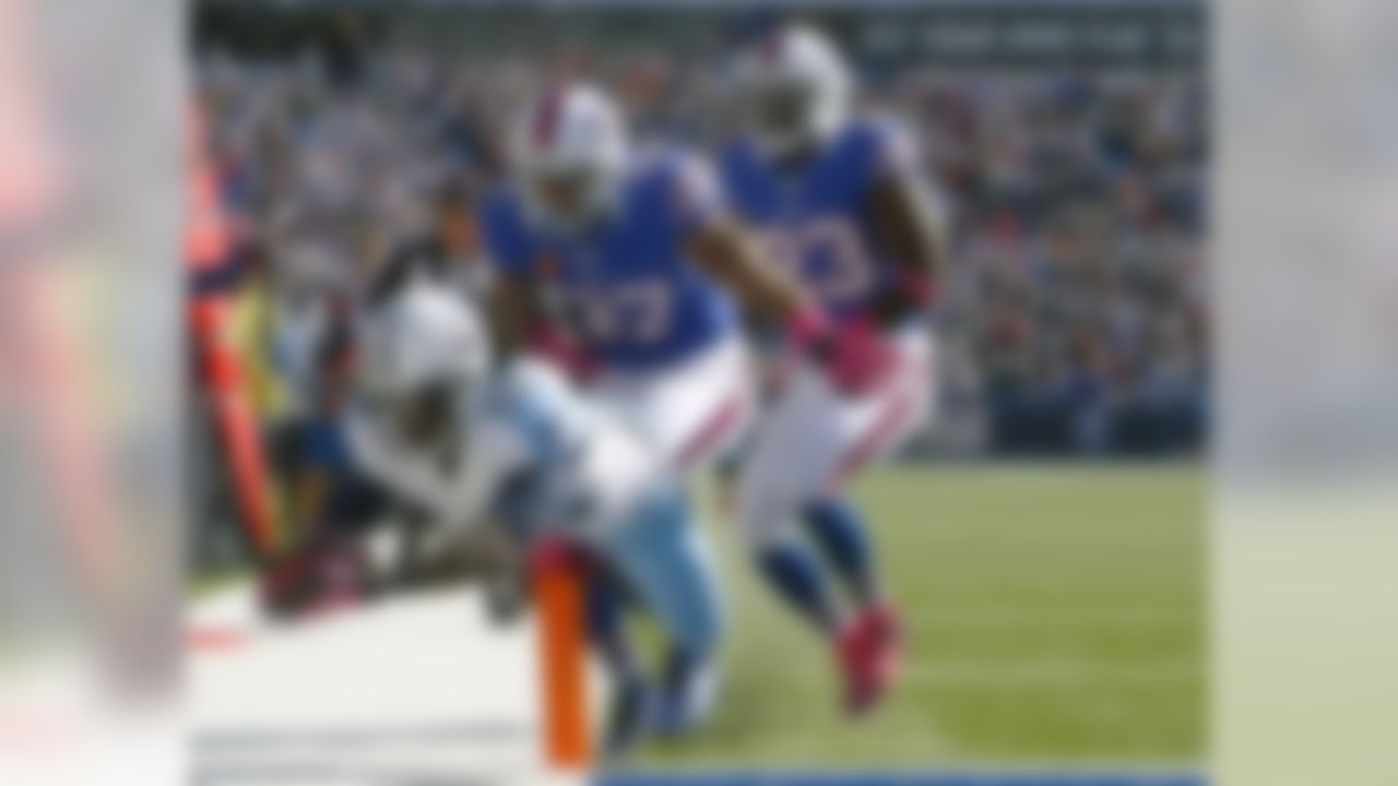 Tennessee Titans running back Chris Johnson (28) scores a touchdown in front of Buffalo Bills defenders George Wilson (37) and Aaron Williams (23) during the first half of an NFL football game in Orchard Park, N.Y., Sunday, Oct. 21, 2012. (AP Photo/Bill Wippert)