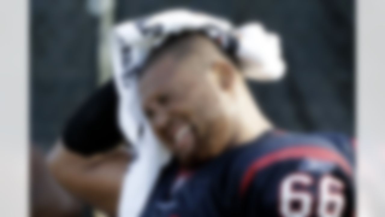 Houston Texans defensive tackle DelJuan Robinson wipes his head as he tries to cool down during a NFL football training camp practice Tuesday, Aug. 3, 2010 in Houston. (AP Photo/David J. Phillip)