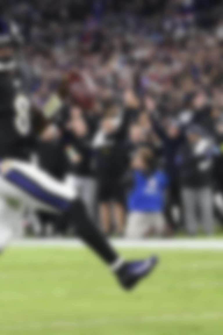 Lamar Jackson, quarterback de los Ravens de Baltimore, anota en un acarreo ante los Patriots de Nueva Inglaterra, el domingo 3 de noviembre de 2019 (AP Foto/Nick Wass)