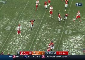 Mahomes improvises for wild cross-body strike to Keizer for 22 yards