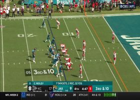Chris Jones pressures Lawrence into wild lateral for loss of yardage