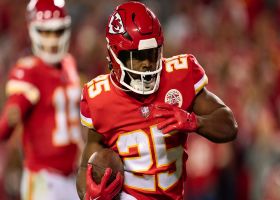 Mahomes completes ad-libbed 14-yard pass to Edwards-Helaire