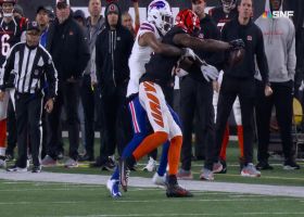 Tee Higgins boxes out CB with full-extension grab along sideline