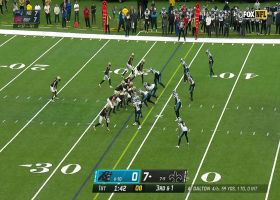 Alvin Kamara takes toss and runs through tacklers on 22-yard tote