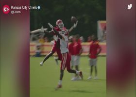Mecole Hardman leaps up for one-handed catch in tight coverage at Chiefs camp