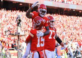Hardman couldn't be more open to catch Mahomes' third TD pass of day