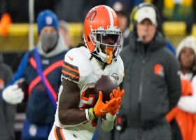 D'Ernest Johnson spins off tackler for 17-yard pickup