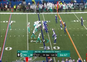 Skylar Thompson's perfectly timed throw to Tyreek Hill results in 12-yard gain
