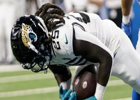 D'Ernest Johnson breaks off defenders grasp on 17-yard run