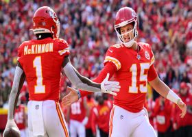 Mahomes' 40th TD pass of 2022 goes to McKinnon to put Chiefs up by nine