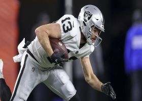 Carr identifies coverage bust with 16-yard throw to wide-open Renfrow