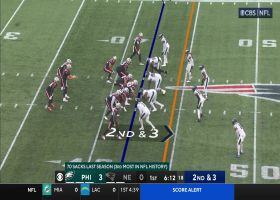 Ezekiel Elliott's first carry as a Patriot goes for 11 yards