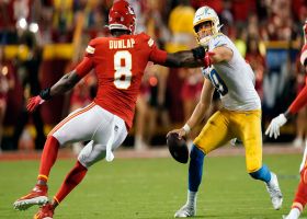Carlos Dunlap leads Chiefs' pursuit of scrambling Justin Herbert for third-down sack