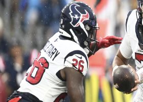 Devin Singletary jukes out two Patriots at once with wicked move