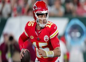 Mahomes locates wide-open Pacheco for 33-yard gain