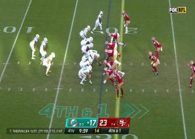 Tagovailoa completes 9-yard pass to Hill on fourth-and-1 inside Fins' 25-yard line in fourth quarter