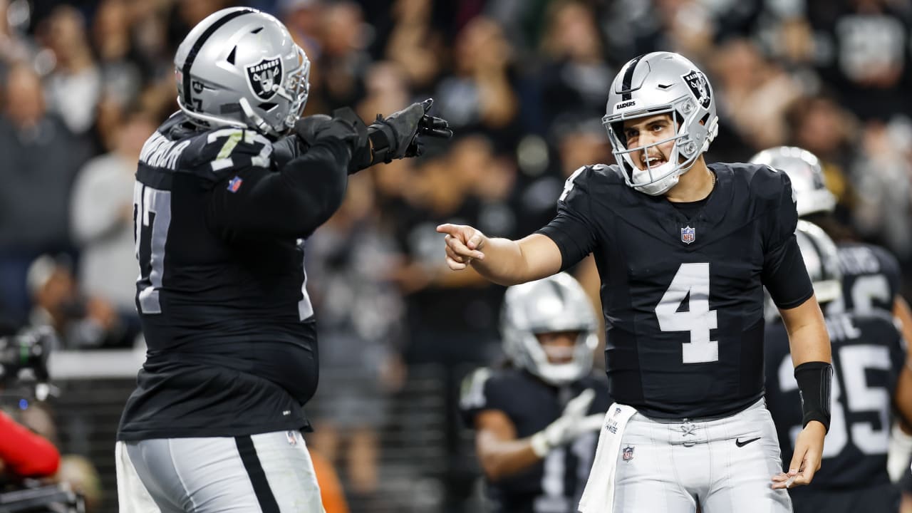 Raiders score team-record 63 points in blowout of Chargers