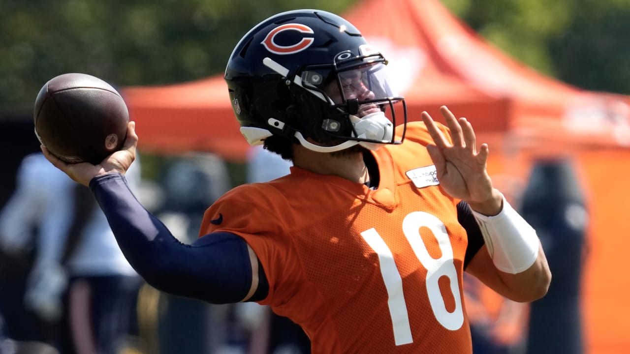 Matt Eberflus, entraîneur-chef des Bears, voit Caleb Williams « à la hauteur de la situation » au camp