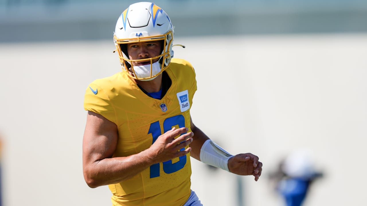 Chargers QB Justin Herbert (foot) resumes practicing for first time since July