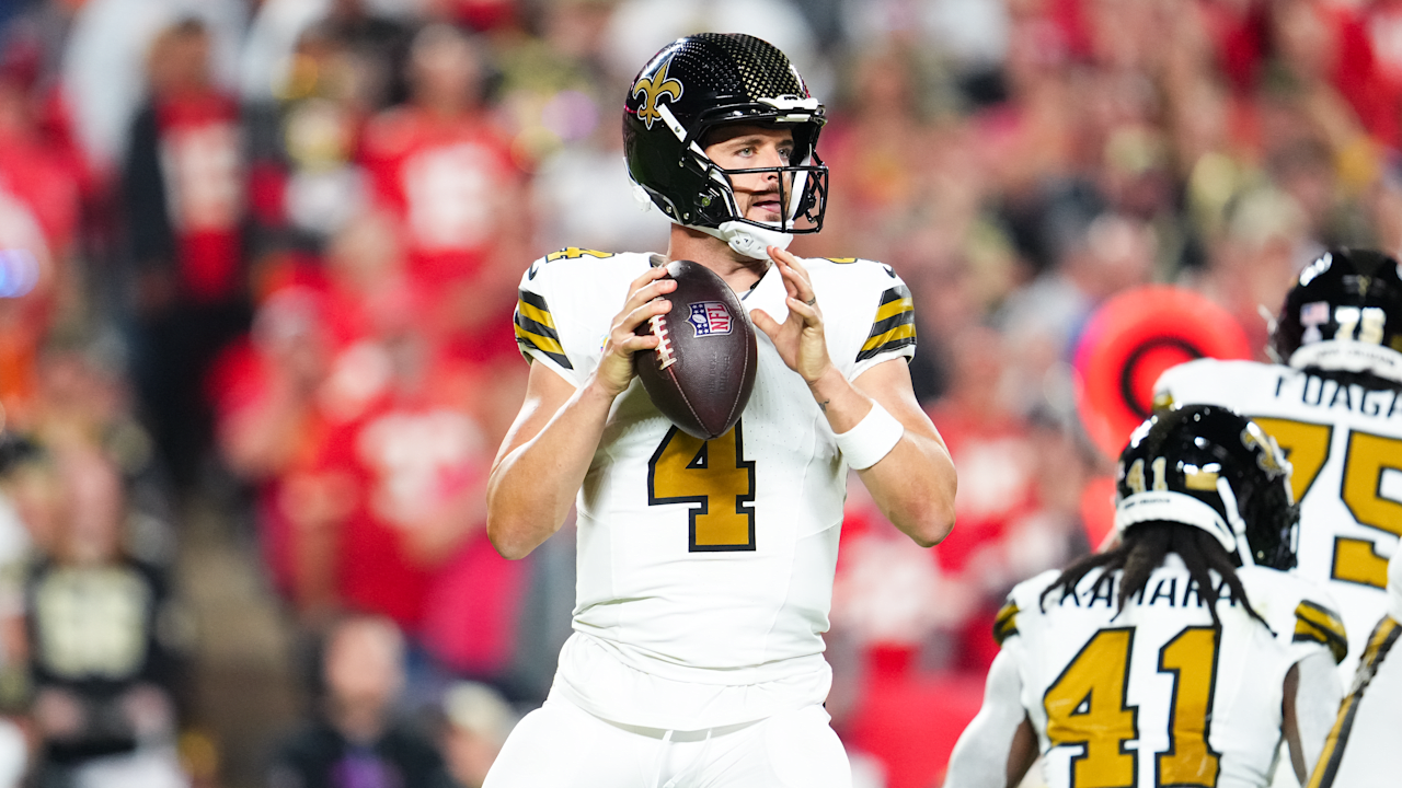 Saints QB Derek Carr exits Monday night loss to Chiefs early with ...