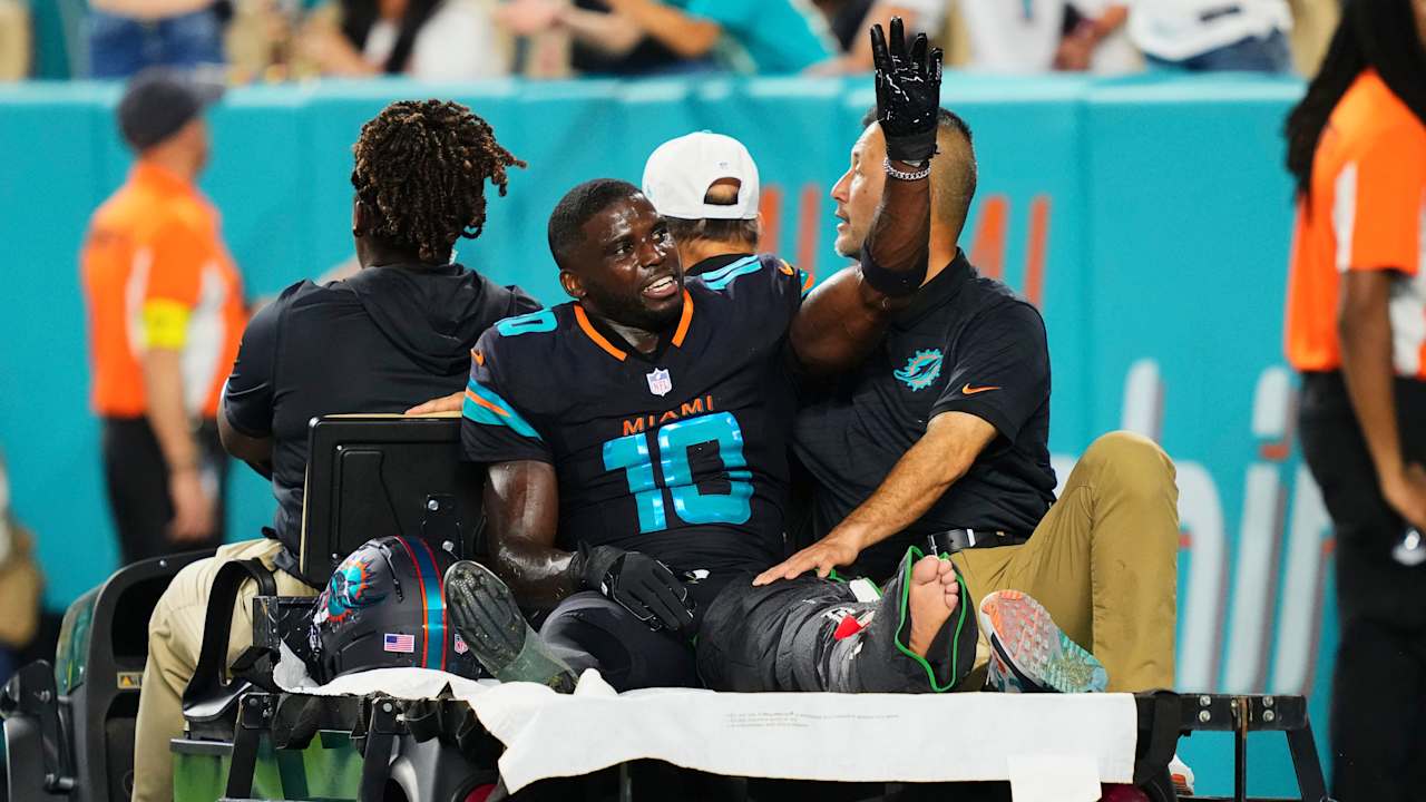 Dolphins WR Tyreek Hill (knee) visits teammates ahead of Sunday's game ...