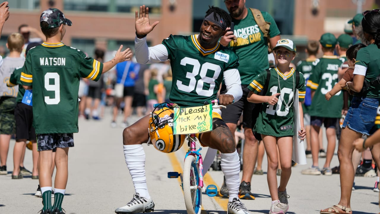 2025 NFL Draft borrowing from Packers tradition with bicycle handoff from  Michigan to Wisconsin