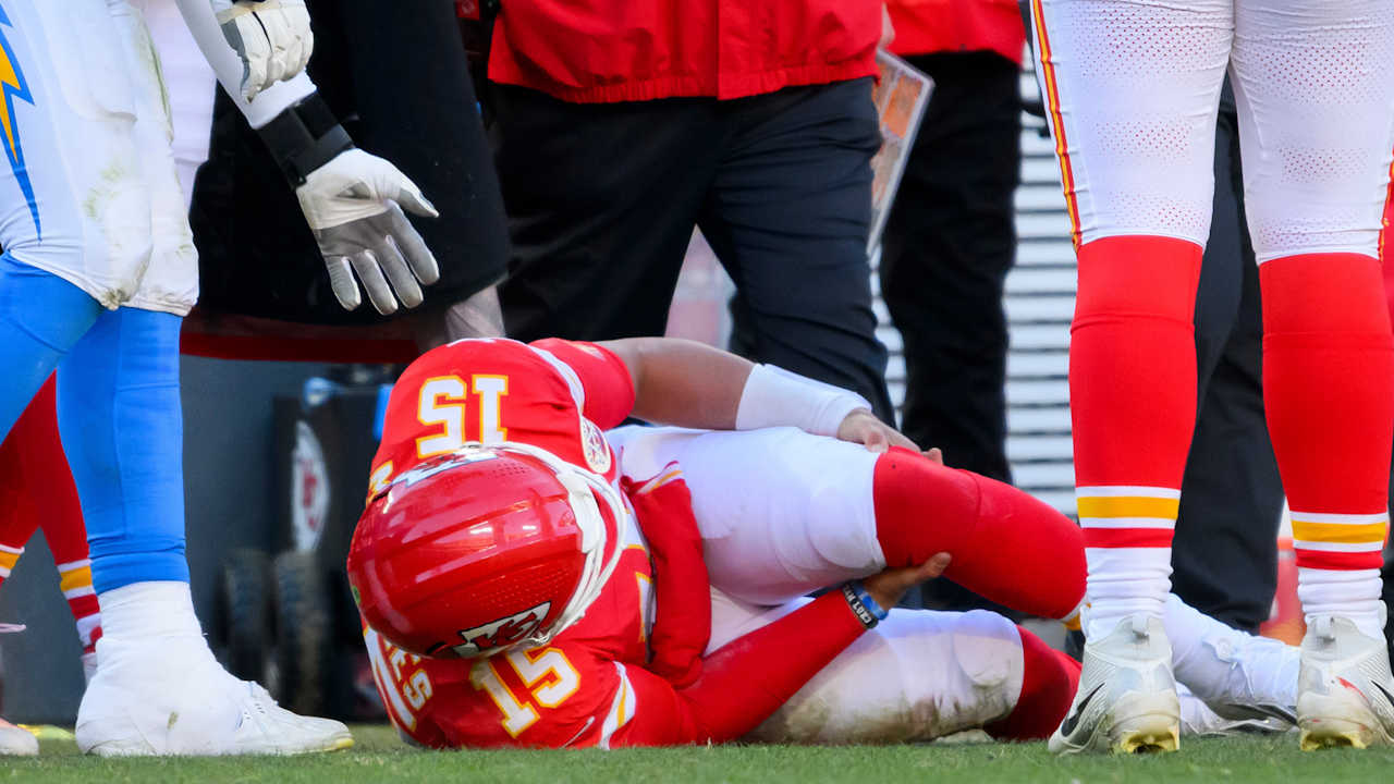 Chiefs QB Patrick Mahomes undergoes successful surgery to repair ACL, LCL