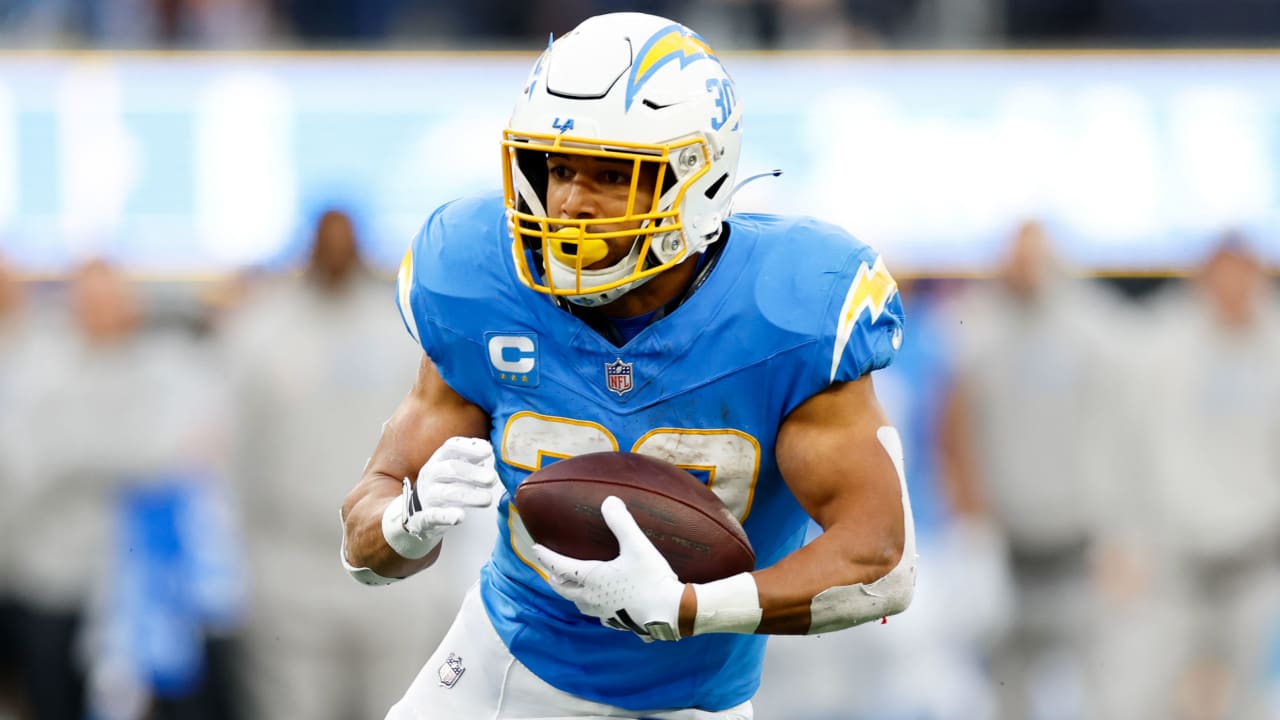 Ex-Chargers RB Austin Ekeler assinando com Commanders um contrato de dois anos no valor de até US$ 11,43 milhões