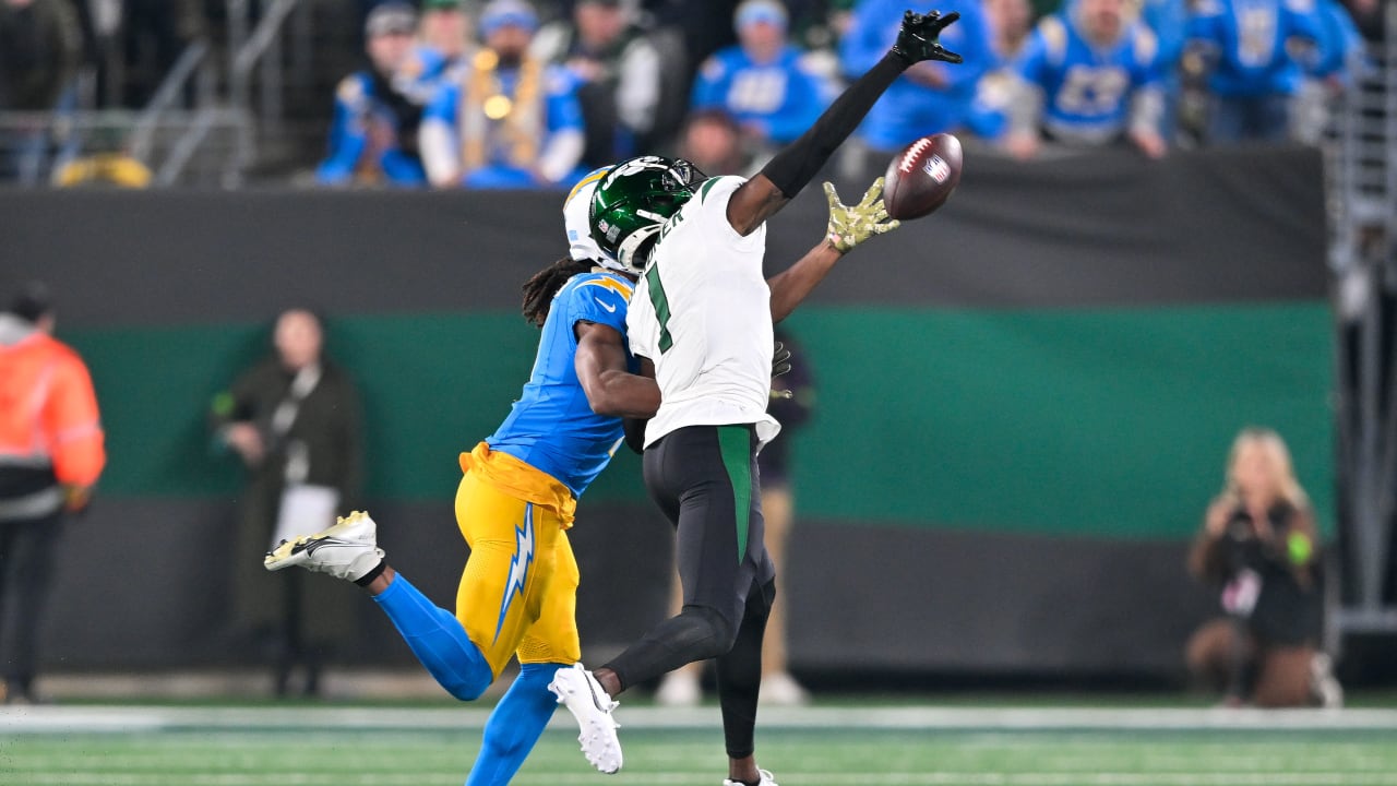 New York Jets defensive back Sauce Gardner goes strideforstride with