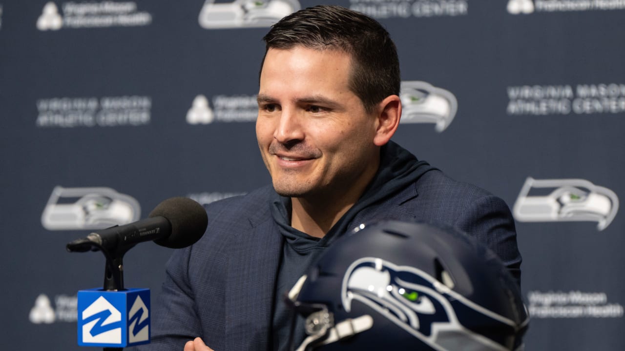 new-seahawks-hc-mike-macdonald-to-call-defensive-plays-notes