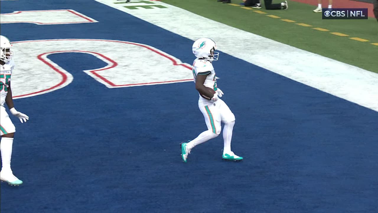 Miami Dolphins running back De'Von Achane goes untouched for an 8-yard ...