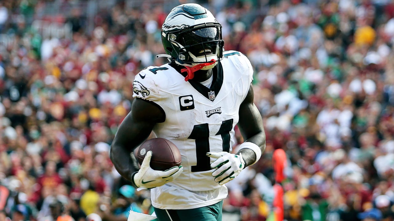 Dolphins WR Tyreek Hill, Eagles WR A.J. Brown highlight October Players of the Month