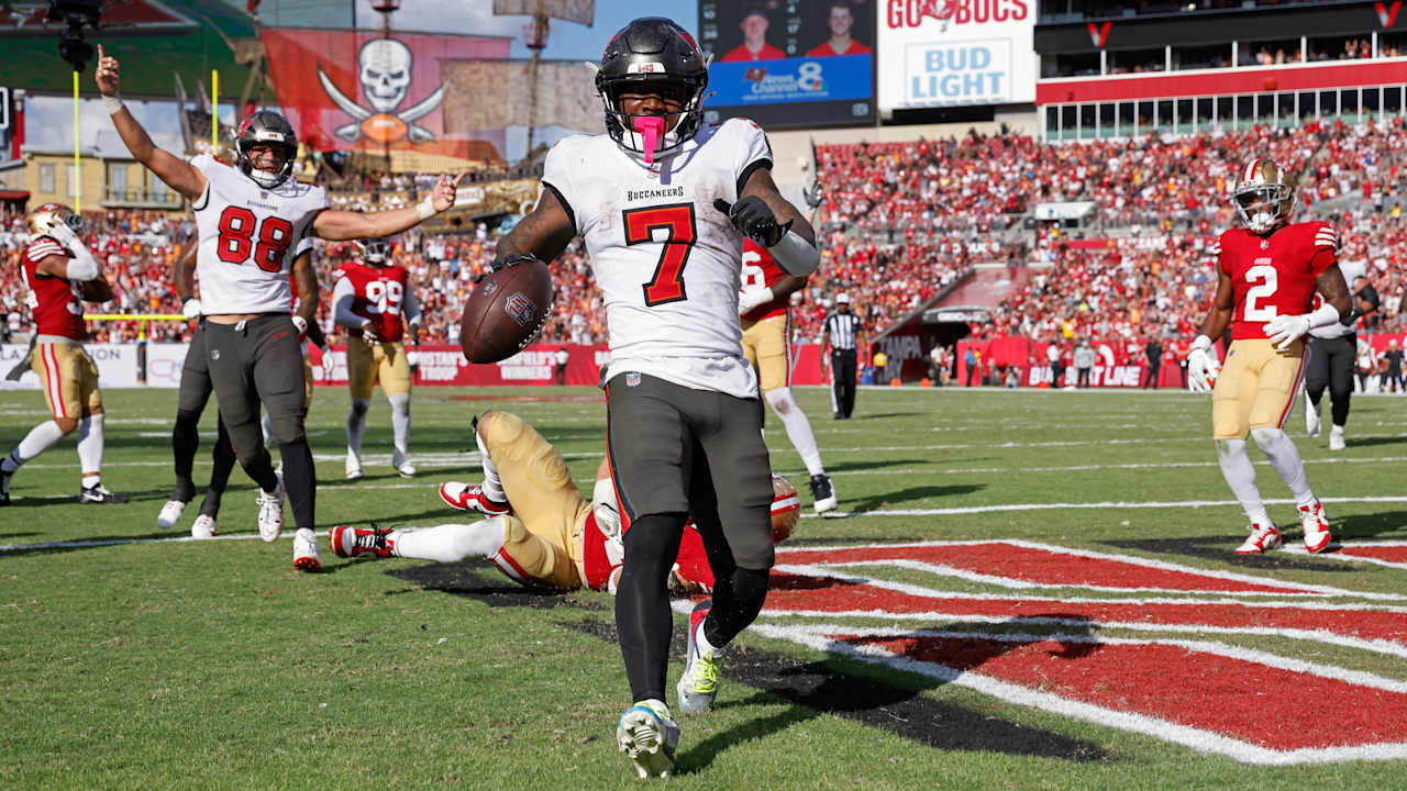 Running back Bucky Irving of the Oregon Ducks runs for touchdown... News  Photo - Getty Images, image size:1280x720