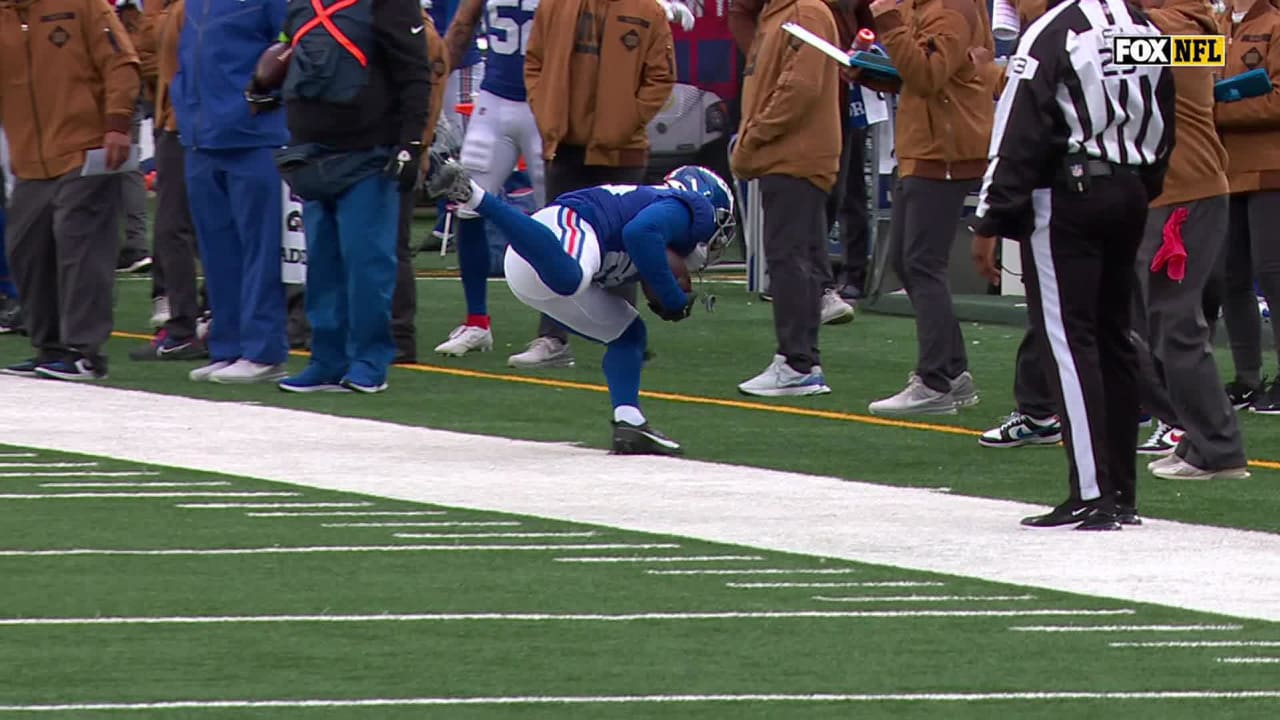 New York Giants cornerback Deonte Banks keeps his feet in bounds on INT