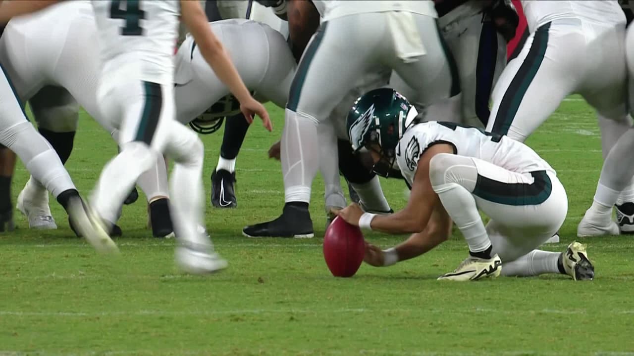 Philadelphia Eagles kicker Jake Elliott's kick hits upright in fourth