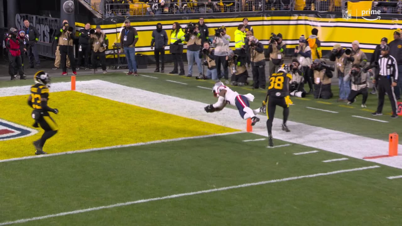 Pylondive touchdown! New England Patriots running back Ezekiel Elliott