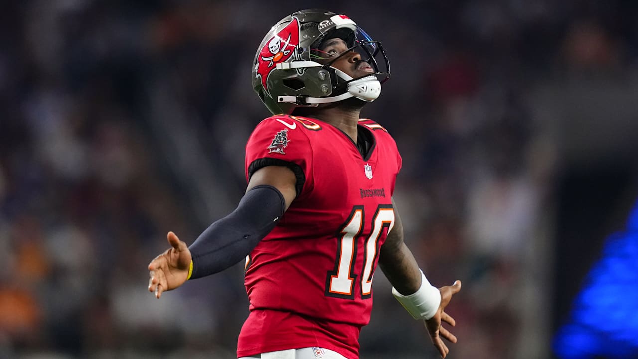 Why is the Buccaneers‑Cowboys game trending today?