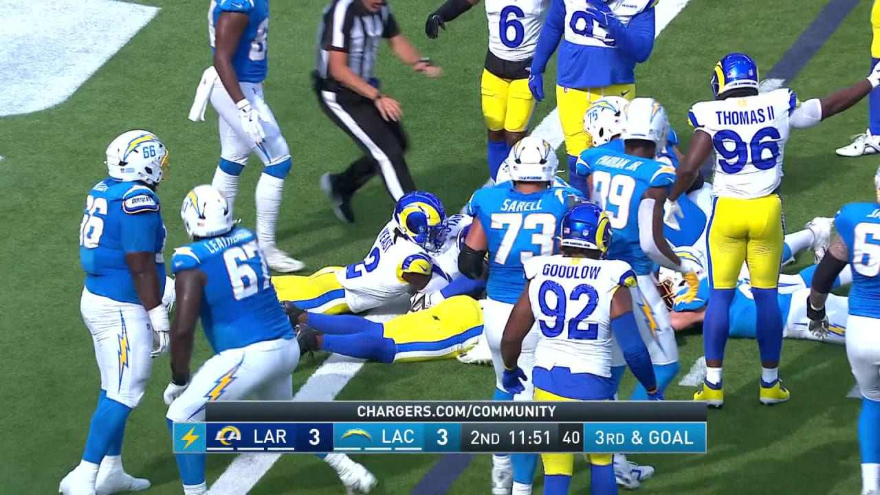 Los Angeles Rams' defense recovers botched snap on their own goal line